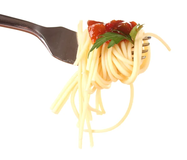 Вкусные спагетти на вилке крупным планом на белом фоне — стоковое фото