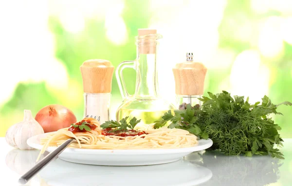 Composição do espaguete delicioso no fundo brilhante — Fotografia de Stock