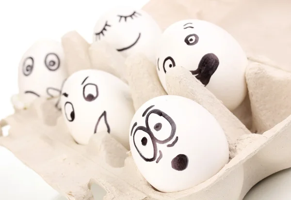 Белые яйца со смешными лицами — стоковое фото