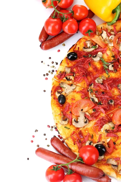 Leckere Pizza, Gemüse und Salami isoliert auf weiß — Stockfoto