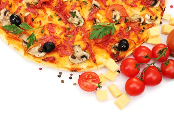 Délicieuse pizza et légumes isolés sur blanc — Photo