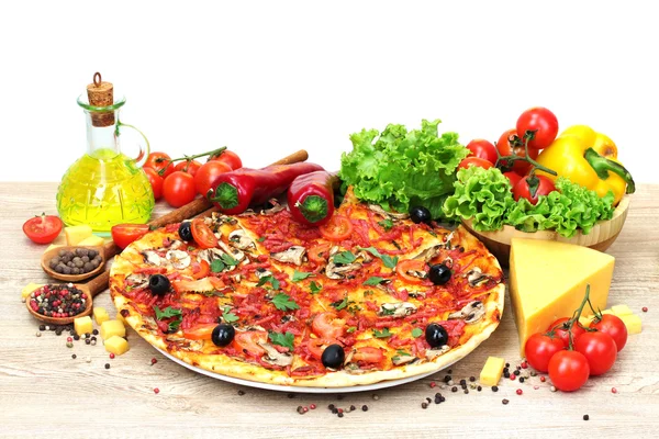 Heerlijke pizza en groenten op houten tafel — Stockfoto