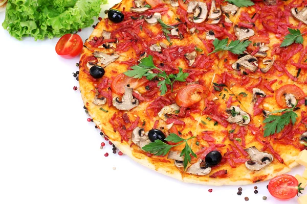 Délicieuse pizza et légumes isolés sur blanc — Photo