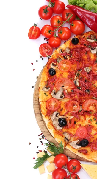 Deliciosa pizza, verduras y salami aislados en blanco —  Fotos de Stock