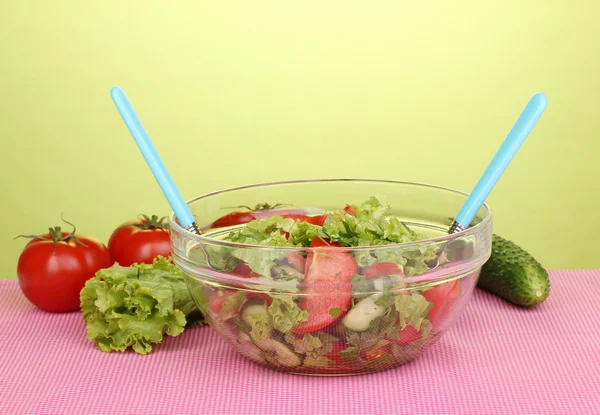 Salada fresca com tomates e pepinos em fundo verde — Fotografia de Stock