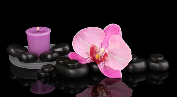 Spa kövek orchidea virág és gyertya elszigetelt fekete — Stock Fotó