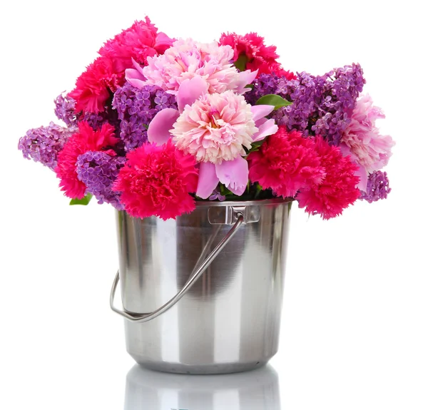 Krásný jarní květiny v plechový kbelík izolovaných na bílém — Stock fotografie