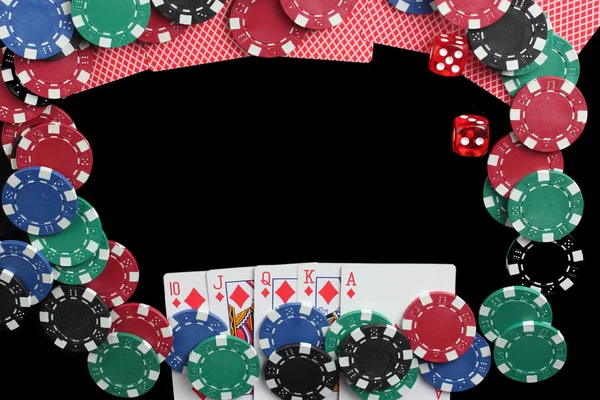 Cornice fatta di carte da gioco e fiches da poker su sfondo nero primo piano — Foto Stock