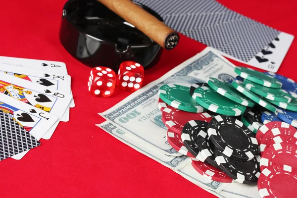 Красный покерный стол с открытыми игральными картами — стоковое фото