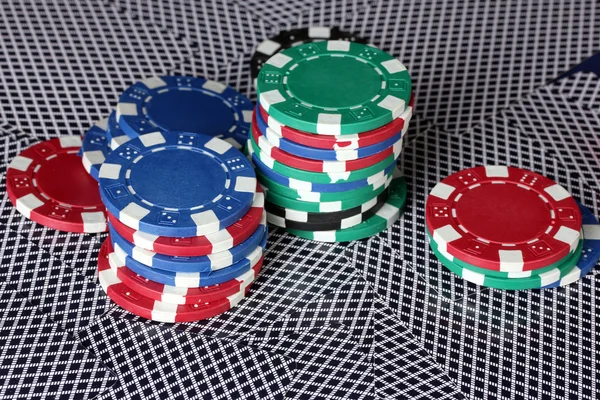 Żetony do pokera i gra w karty na czerwony stół szczegół — Zdjęcie stockowe