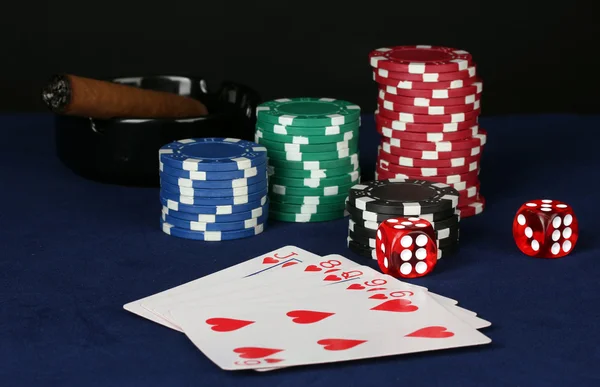 Spălați pe o masă de poker albastră cu trabucuri, jetoane de poker și zaruri — Fotografie, imagine de stoc