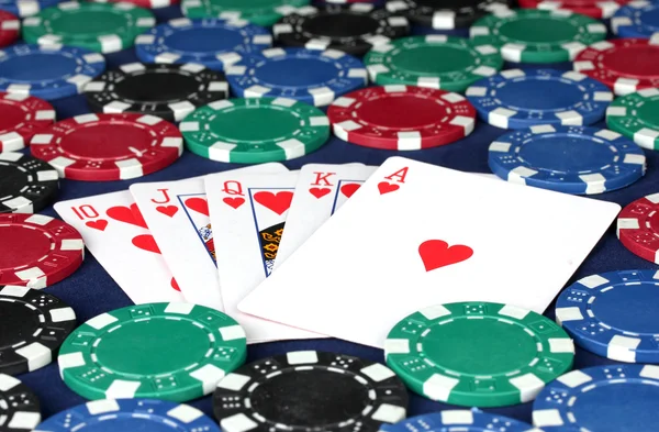 Королевский флеш в фишки для покера крупным планом — стоковое фото