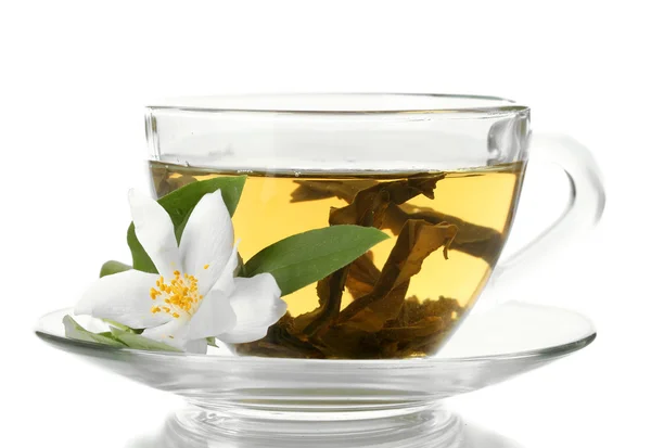 Tasse grüner Tee mit Jasminblüten isoliert auf weiß — Stockfoto