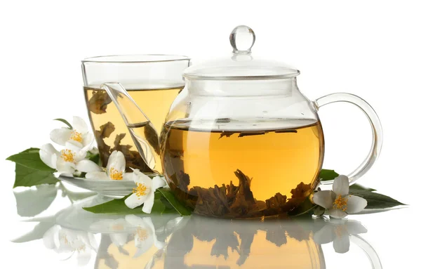 Πράσινο τσάι με γιασεμί στο κύπελλο και τσαγιέρα απομονώνονται σε λευκό — Φωτογραφία Αρχείου