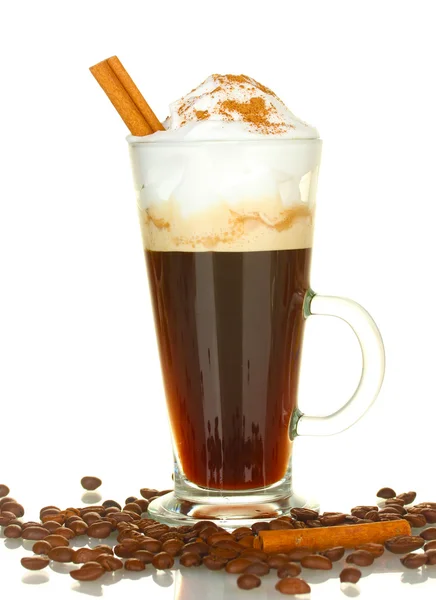 Кофейный коктейль с кофейными зернами и корицей на белом фоне крупным планом — стоковое фото