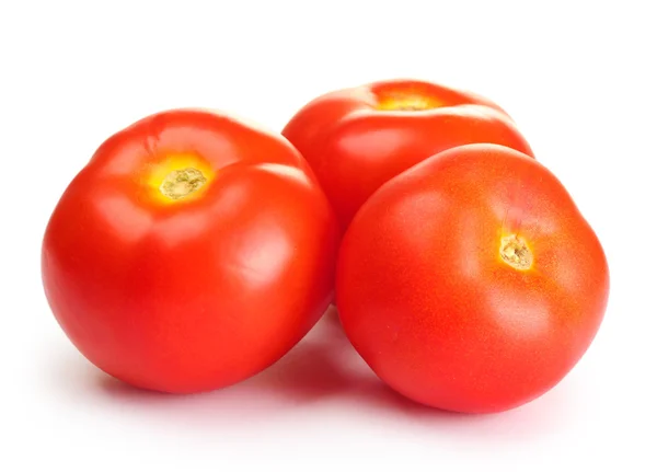 Tomates rouges mûres isolées sur blanc — Photo