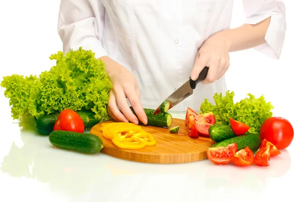 Femme mains coupe légumes sur tableau noir de cuisine — Photo