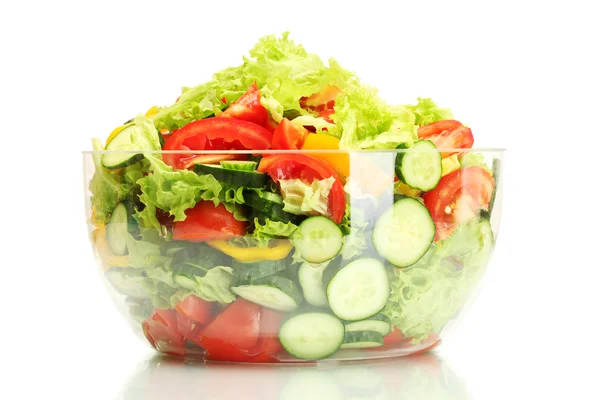 Verse groenten Salade in transparante kom geïsoleerd op wit — Stockfoto