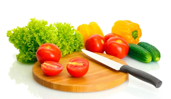 Свіжі овочі та ніж на обробній дошці ізольовані на білому — стокове фото