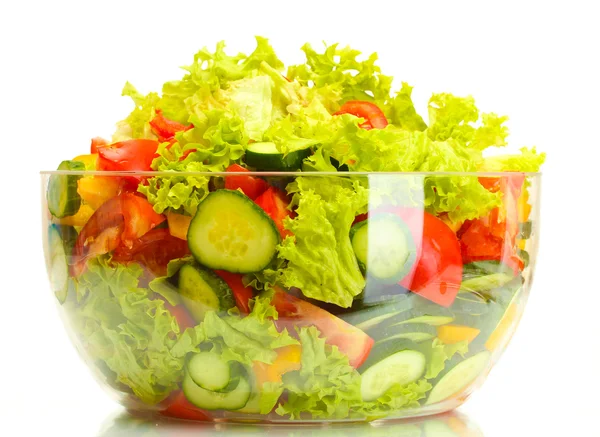 Salada de legumes frescos em tigela transparente isolada em branco — Fotografia de Stock