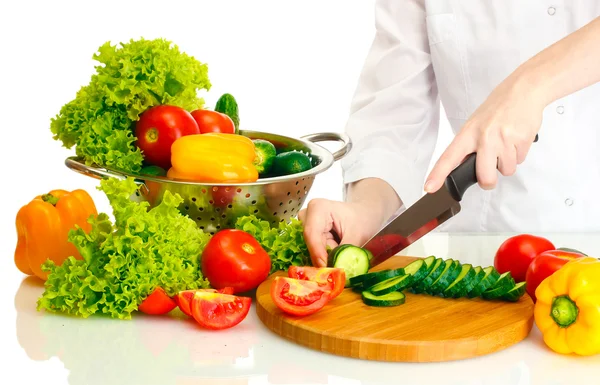 Mujer manos cortar verduras en pizarra de cocina —  Fotos de Stock