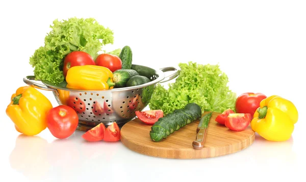 Friske grøntsager og kniv på skærebrættet isoleret på hvid - Stock-foto