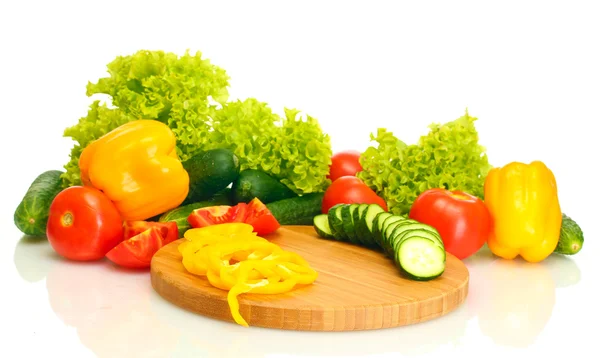 Légumes frais sur planche à découper isolés sur blanc — Photo