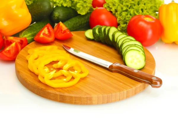 新鲜的蔬菜和刀子在砧板上白色隔离 — 图库照片
