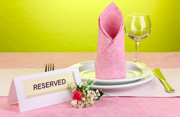 Configuração de mesa com cartão reservado no restaurante — Fotografia de Stock