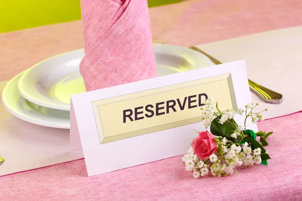 Bordsetting med reservert kort i restaurant – stockfoto