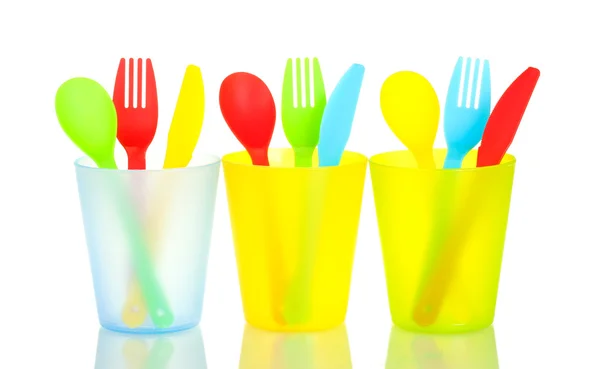 Heldere plastic wegwerp tafelgerei geïsoleerd op witte achtergrond — Stockfoto