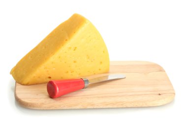 lezzetli peynir ve ahşap kesme tahtası üzerinde beyaz izole bıçak