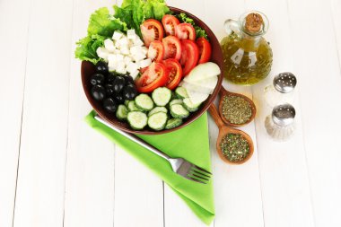 baharat beyaz tahta arka plan ile lezzetli salata
