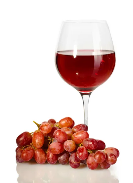 Kieliszek wina i dojrzałych winogron na białym tle — Zdjęcie stockowe