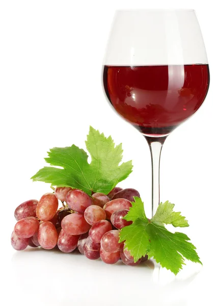 Склянка вина і стиглий виноград ізольовані на білому — стокове фото