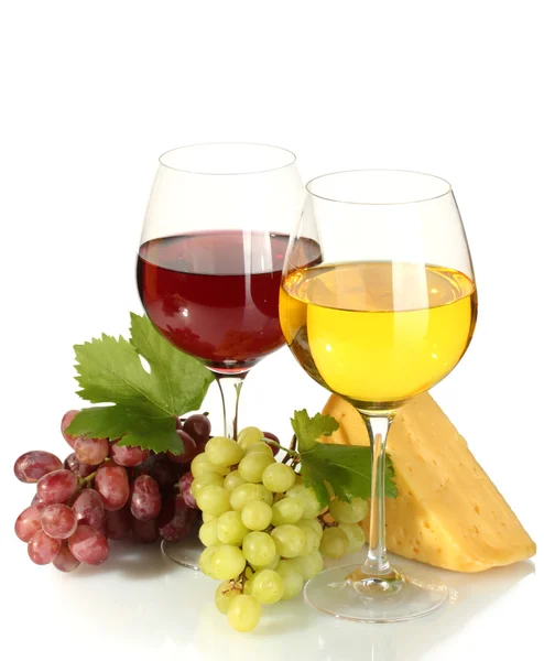 Copos de vinho, queijo e uvas maduras isolados sobre branco — Fotografia de Stock
