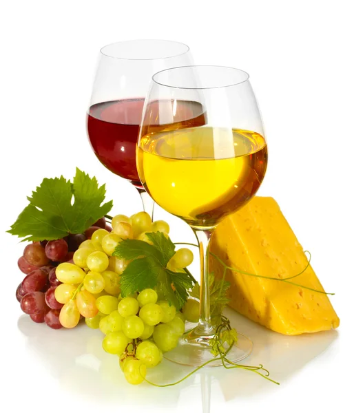 Bardakları, şarap, peynir ve olgunlaşmış üzümler beyaz izole — Stok fotoğraf