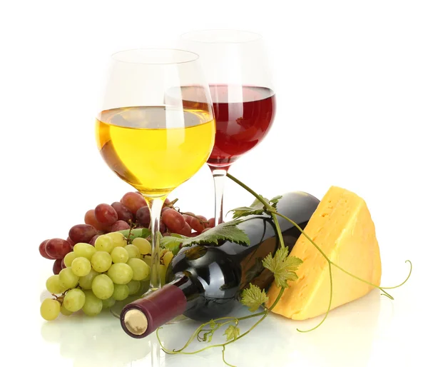 Μπουκάλι και ποτήρια κρασί, τυρί και ώριμα σταφύλια που απομονώνονται σε λευκό — Φωτογραφία Αρχείου