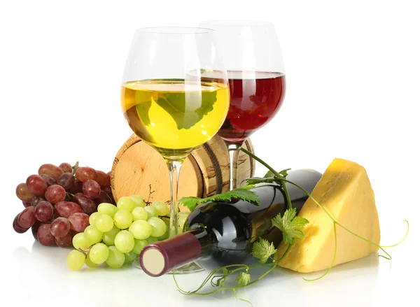 Botte, bottiglia e bicchieri di vino, formaggio e uva matura isolati su bianco — Foto Stock