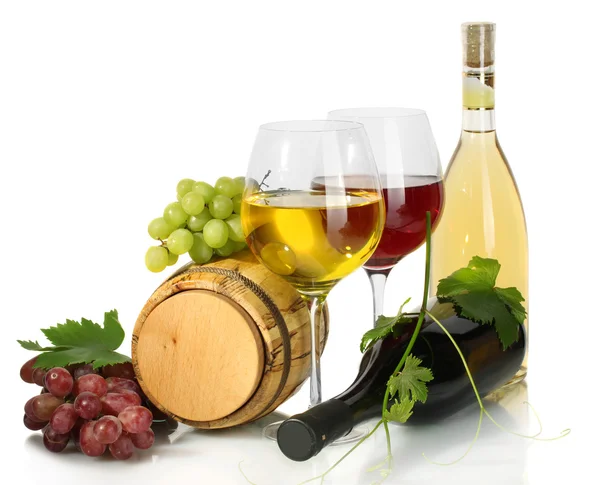 Fat, flaskor och glas vin och mogna druvor isolerad på vit — Stockfoto