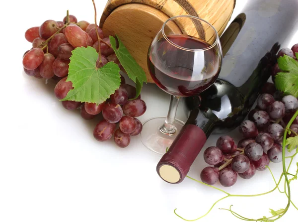Бочка, пляшки та келих вина та стиглий виноград ізольовані на білому — стокове фото