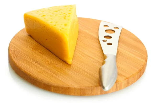 Вкусный сыр и нож на деревянной доске — стоковое фото