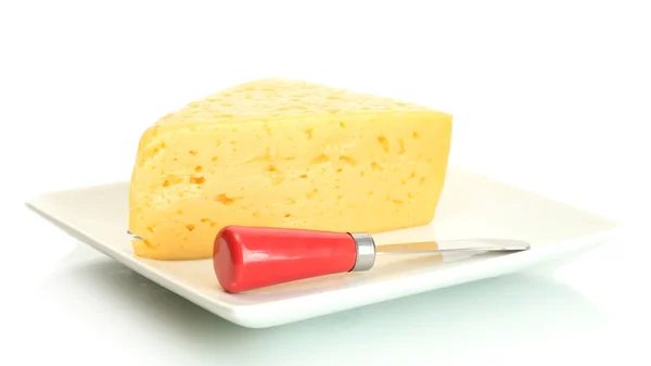 Savoureux fromage et couteau sur assiette isolé sur blanc — Photo