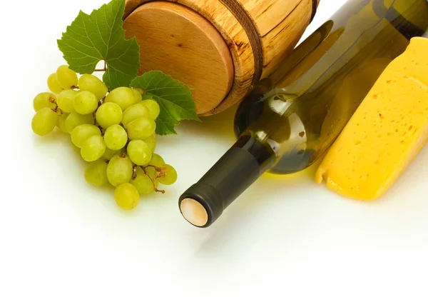 Barril y botella de vino, queso y uvas maduras aisladas sobre blanco —  Fotos de Stock