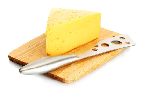 Saporito formaggio e coltello su tagliere in legno isolato su bianco — Foto Stock