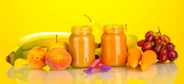 Frascos con frutas y verduras alimentos para bebés y frutas y verduras sobre un fondo colorido — Foto de Stock