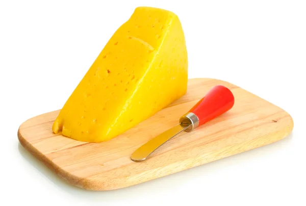 Smakelijke kaas en mes op houten snijplank geïsoleerd op wit — Stockfoto