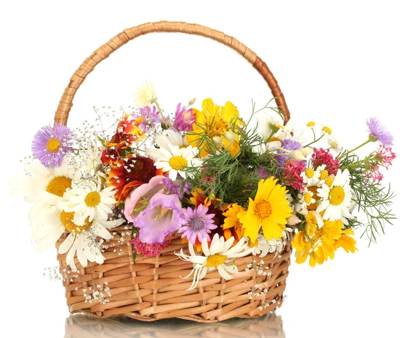 Hermoso ramo de flores silvestres brillantes en la cesta, aislado en blanco —  Fotos de Stock