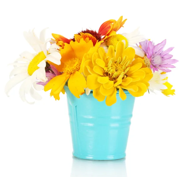 Krásnou kytici světlé květy v modré plechový kbelík, izolované na bílém — Stock fotografie