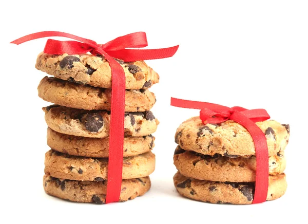 Biscoitos de chocolate com fitas vermelhas isoladas em branco — Fotografia de Stock